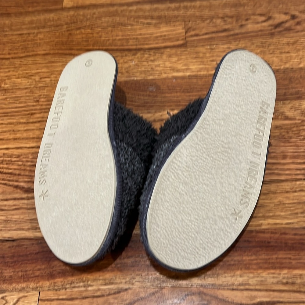 NWT Barefoot Dreams Slippers - Picture 3 of 4